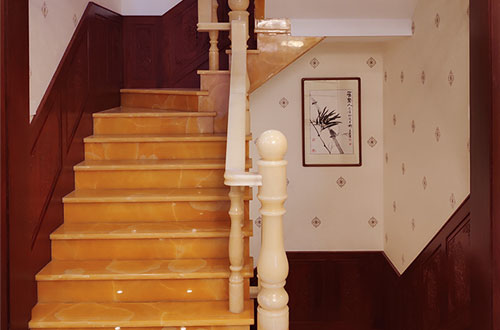 卫滨中式别墅室内汉白玉石楼梯的定制安装装饰效果